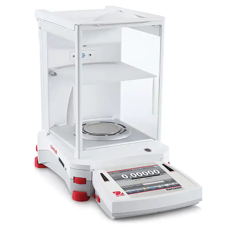 Balanza Semi-Micro OHAUS Explorer vista lateral con cabina de vidrio y pantalla táctil – Precisión de 0,01 mg para laboratorio profesional.