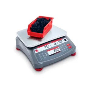 Balanza Ohaus Ranger Count 4000 realizando recuento de piezas en bandeja roja sobre plataforma de acero inoxidable