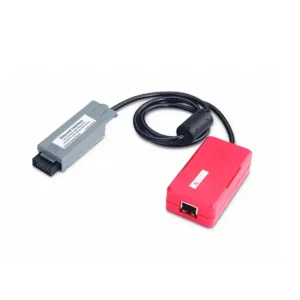 Adaptador Ethernet con interfaz para conexión de dispositivos, incluye cable y conectores.