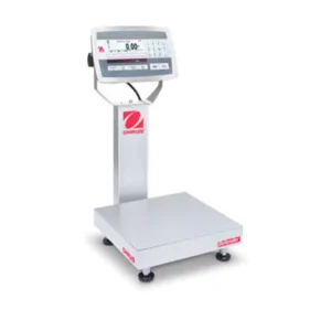 Pantalla digital Ohaus Defender™5000 montada, con teclado de operación y opciones avanzadas de pesaje para aplicaciones industriales.
